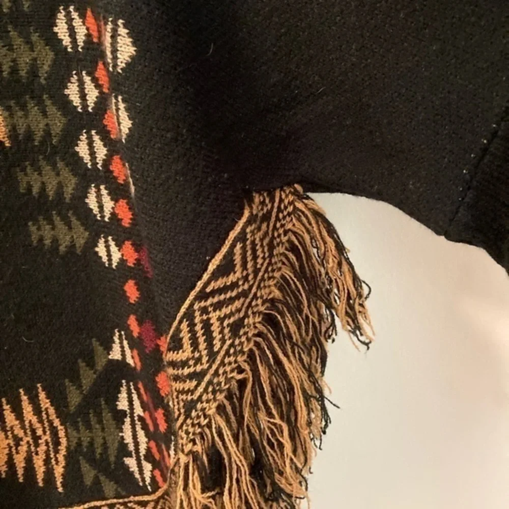 Cotton & Rye Outfitters Poncho Sweater Black Southwest Aztec Cape Sz L Fringe - Picture 8 of 10